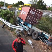 拖車救國道爆胎自小客 遭貨櫃車追撞釀兩傷