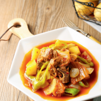 《韓式泡菜燉脊骨》自己做，用發酵時間長的老泡菜燉煮，酸辣好下飯...