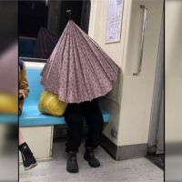 防疫防過頭？台北捷運車廂內竟有民眾撐傘、戴自製防毒頭套