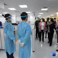 視察彰化醫院　王惠美宣佈提供特殊醫療需求者口罩