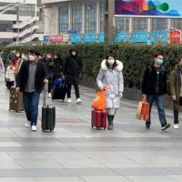 上海「錯峰開工」 上班族出動雨衣防疫升級