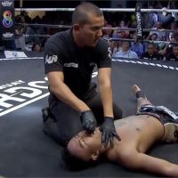 泰國自由搏擊賽選手遭KO 裁判機警飛撲救人