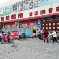 武漢出入嚴格管控居民難忍　突破管制上街買菜