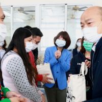 韓國瑜參訪統一超食代  關心移工防疫