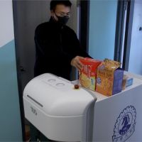 校園防疫大作戰！大學研發送餐機器人協助港澳生居家隔離