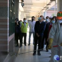 關心開學防疫整備　韓國瑜巡視校園消毒工作
