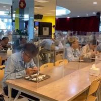 防疫也能吃飯聊天 中鋼餐廳打造「透明單人座」