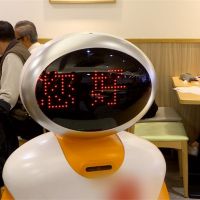 武漢肺炎防疫奇招 餐飲店機器人幫送餐、拉麵店設隔間