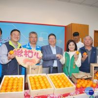 嘉惠竹縣105機構團體　張榮發基金會捐贈2.5萬斤愛心柑橘　