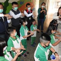 開學日防疫　林明溱與學童學習正確洗手步驟