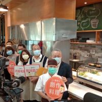 疫情恐慌衝擊消費 韓國瑜幫喜憨兒餐廳拉抬宣傳