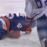 怵目驚心！美國職業冰球意外 選手遭冰刀踢臉縫90針