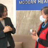 口罩廠女員工趕工受傷 蔡總統探視「台灣隊友」送補品