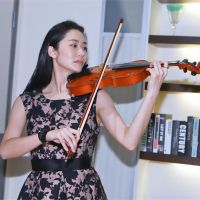 「J女郎」加入民視八點檔 劇中大秀小提琴 吸引眾人圍觀