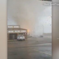 巨大龍捲風襲美阿肯色州　6人傷、建築物飛機毀損