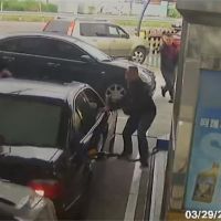 加油站遇警包夾竟開車衝撞 員警連開4槍逮人