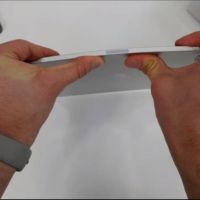 新版iPad Pro軟的不像話！實測雙手一扳就折彎 加入雙鏡頭、專業錄音麥克風