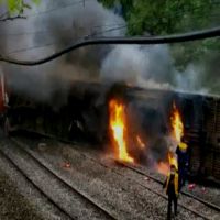 列車湖南郴州出軌　車廂翻側車頭起火　1死127傷