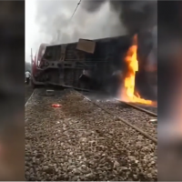 湖南載客火車翻覆起火 一死逾百傷