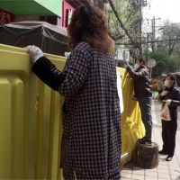 怕怕的？武漢市場解禁 攤商自隔2公尺高圍欄買賣