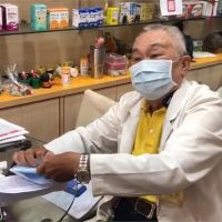 72歲老藥師包尿布賣口罩太感心！連假不休息還加班延長營業