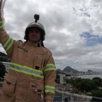 振奮民眾心情！巴西消防員搭雲梯車演奏小號