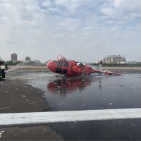 快新聞／空勤海豚直升機墜落小港機場！ 現場畫面曝光人員均安