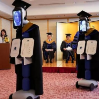因為疫情而無法進入學校，日本學生用「機器人」代表參加畢業典禮
