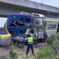聯結車突熄火慘卡平交道 下秒遭火車猛撞釀4傷