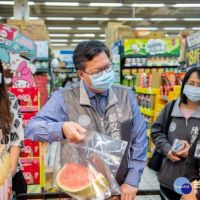 視察美食廣場防疫措施　鄭文燦呼籲民眾支持在地農產品