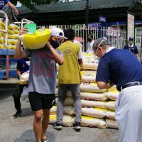 菲國疫情嚴峻貧民憂斷炊 志工大米發放及時糧