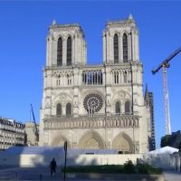 巴黎聖母院重建因武漢肺炎停擺 敲鐘向醫護人員致敬