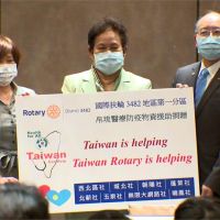 Taiwan is helping！台灣捐醫療器材 帛琉大使致贈感謝狀