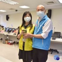 視察疫調支援中心　韓國瑜慰勞第一線防疫同仁