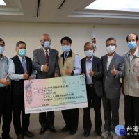 大台南不動產公會捐贈200萬元防疫　黃偉哲頒發感謝狀