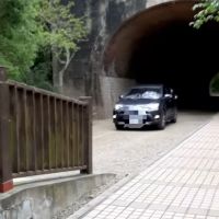 超傻眼　汽車闖百年歷史子母隧道　鎮公所調監視器追車