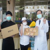 僑光科大學生烘焙麵包送醫護  馬國僑生大讚台灣防疫