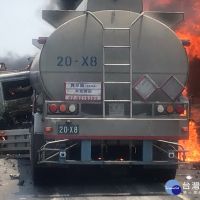 台61線西濱發生大貨車擦撞油罐車　瞬間起火燃燒３名受傷送醫
