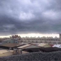 快新聞／彰化市區下午「風雲變色」 大片烏雲籠罩...突降大雨