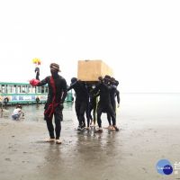 嘉縣淨灘搶救海洋　「黑人抬棺舞」送走垃圾
