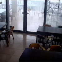 快新聞／豪雨灌屏東！店家桌椅被吹起「撞破落地窗」 驚險畫面曝光