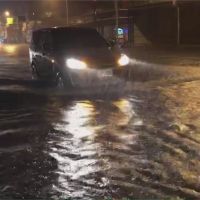 台南雨像倒的！路面淹成小河灌進騎樓
