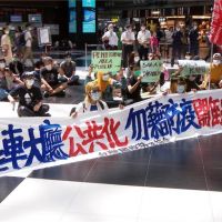 穆斯林開齋節北車大廳抗議「禁坐令」 台鐵：最快7月底定案