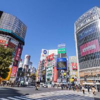 日本25日解除東京等五地緊急宣言 鬧區人潮增