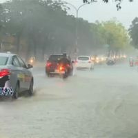 暴雨襲高雄積水深 騎車涉水如水上摩托車