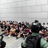快新聞／港版國安法表決前夕 港民上街抗議180人被捕