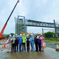 中市大甲車站人行跨越橋吊裝完成 預計7月底完工