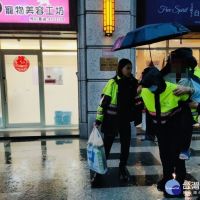 七旬老翁雨中迷途　警方為其披雨衣協助返家