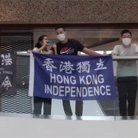 高喊「光復香港」港人發起商場快閃抗議