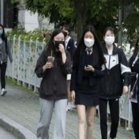 南韓全國中小學生　疫情陰影中戰兢復課